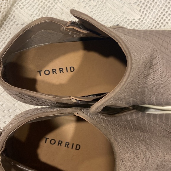 Torrid Canvas Textured Fabric Booties With Inner & Outer Zippers, Size 9WW. - Picture 8 of 10